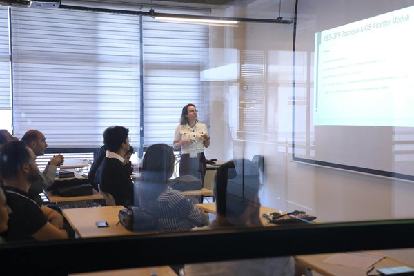 How can UK businesses manage legal risks in supply chain operations?